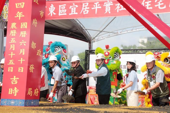 台南市府積極推動社會住宅政策，今（10）日與國城建設聯合舉行東區「宜居平實」社會住宅動土典禮，象徵南市在落實居住正義與打造宜居城市目標上再邁出重要一步。(圖:南市府都發局提供)