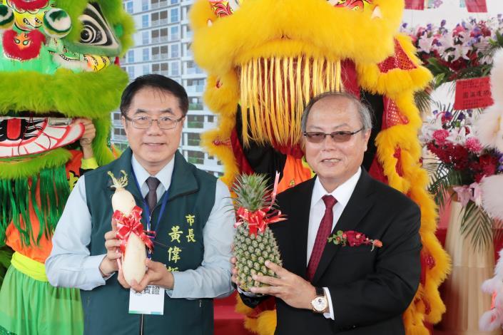 台南市長黃偉哲(圖左)與國城建設集團總裁洪平森(圖右)都對平實營區一期公辦都更案與宜居平實社宅興建深具信心。(圖:南市府都發局提供)