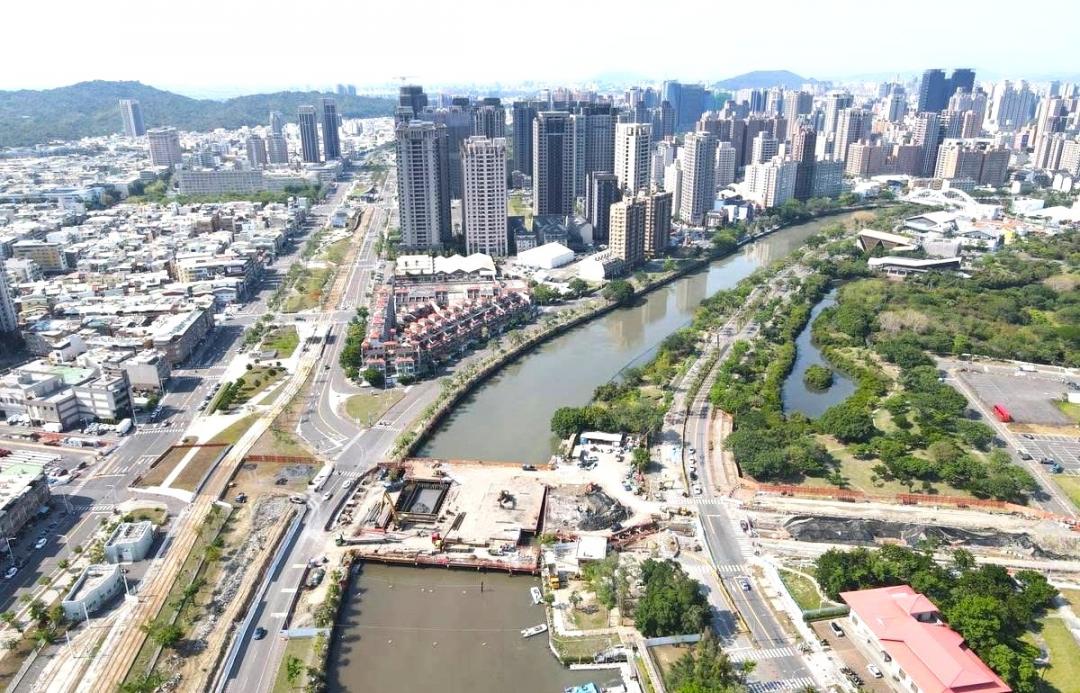 九如路橋前年底拆除完成後，於113年8月8日正式動工進行新橋改建，目前正施作橋墩工項，預計於115年6月完工通車。(圖:高市府提供)