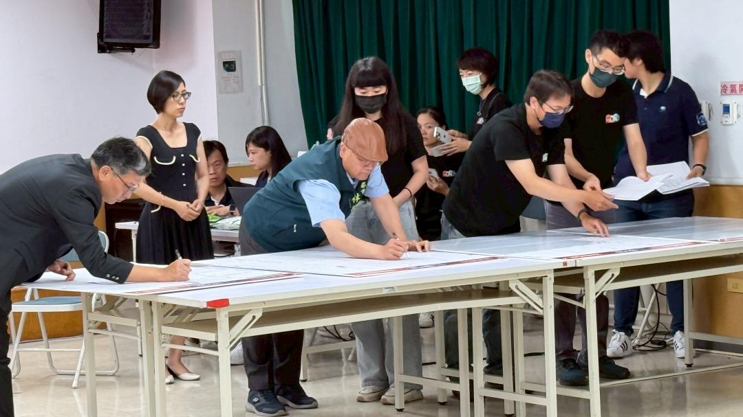 台南市首批社會住宅「宜居成功」今（11）日下午於南市政府都市發展局進行電腦抽籤作業，由都發局長林榮川(圖中戴帽者)親自督導見證。(圖:南市府都發局提供)