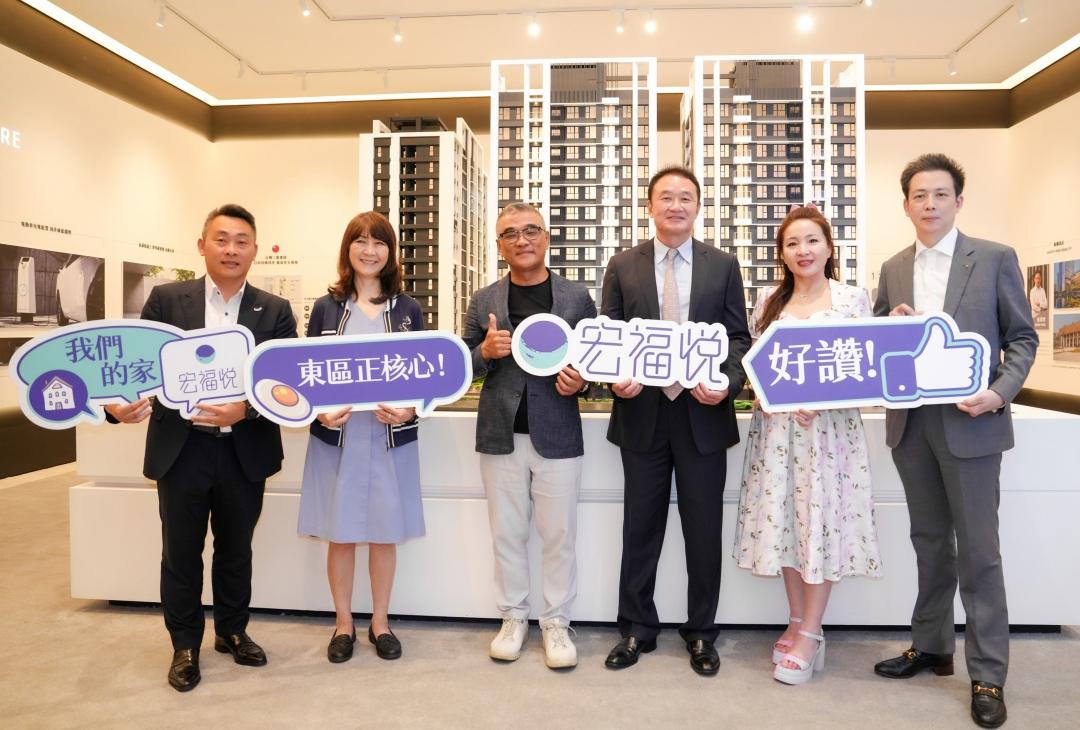 海悅機構攜手志竤建設在仁和商圈仁和路，新推出「宏福悅」輕豪宅大樓預售案，從左至右為海悅廣告梁又升協理、地主代表林靚宜、海悅廣告王俊傑總經理、志竤建設李曉輝總經理、志竤建設涂碧珠副理、海悅廣告馬士雄副總經理都對全案深具信心。(圖:業者提供)