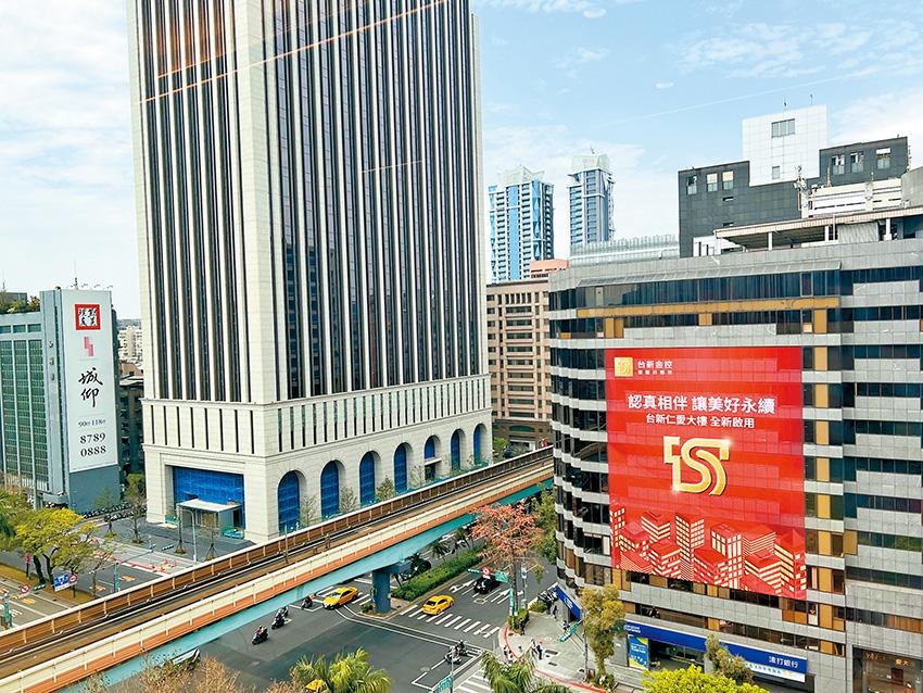 進行房地產交易與貸款時，應遵守金融法規，避免因違規操作增加風險。