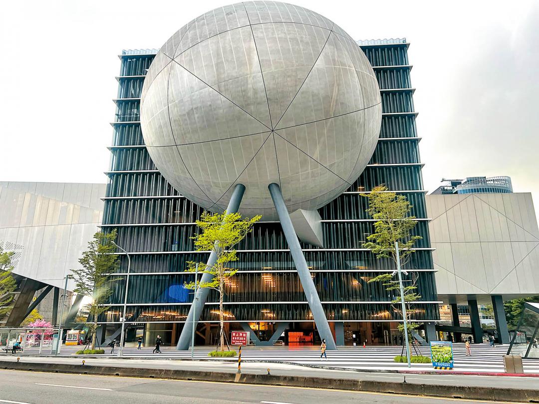 台北表演藝術中心外觀搶眼，不定期會舉辦活動。