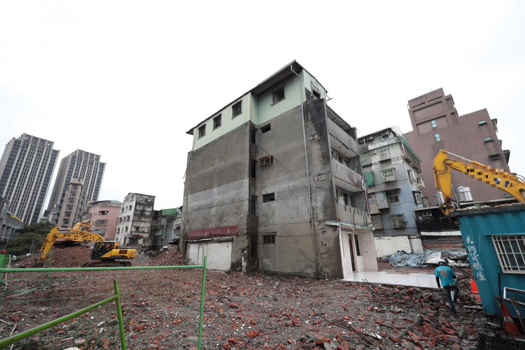 在危老、海砂屋重建背後，仍有安置空間不足、外牆剝落等民間痛點待解。(圖/新北市都更處提供)