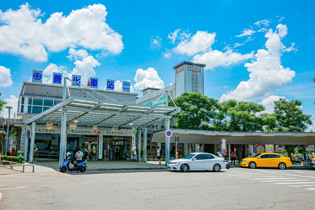 台南市府目前積極規劃推動總長約21.3公里捷運深綠線，將從歸仁、沙崙至善化火車站高架化共構，市府計劃引導深綠線與臺鐵善化站周邊既有舊市區空間整合、捷運導向發展，並加強居住與生活服務機能，引導善化舊市區再發展。(圖:業者提供)