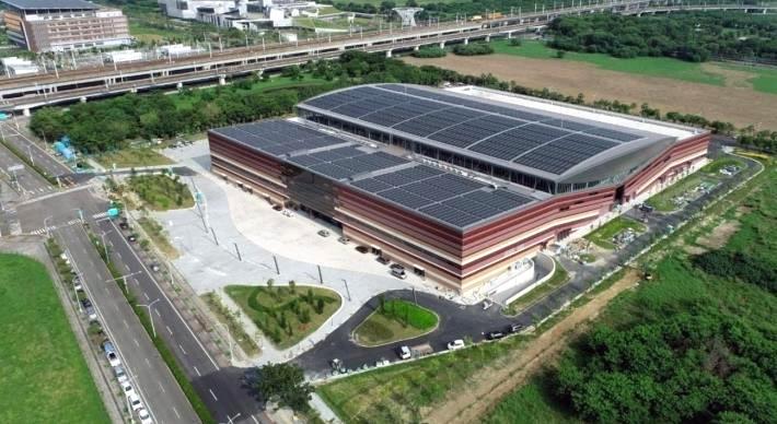 沙崙智慧綠能科學城推動現況，包括大台南會展中心、資安暨智慧科技研發專區預計114年9月取得使用執照、綠能科技示範場域於108年12月啟用、中央研究院南部院區量子大樓工程預定116年竣工、沙崙醫療服務與創新園區等。(圖:台南市府提供)