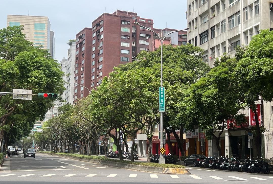 央行統計顯示，近兩年銀行辦理換屋協處案件共2142件，等於每月先買後賣切結1年出售的件數不到百件。