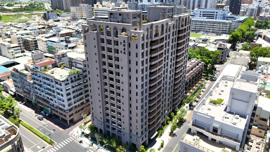 位於光華國中、中正高工旁新完工的慶旺建設「文化馥御」換屋大樓案，近來也吸引偏愛周圍校園綠意環境的換屋客上門。(圖:業者提供)