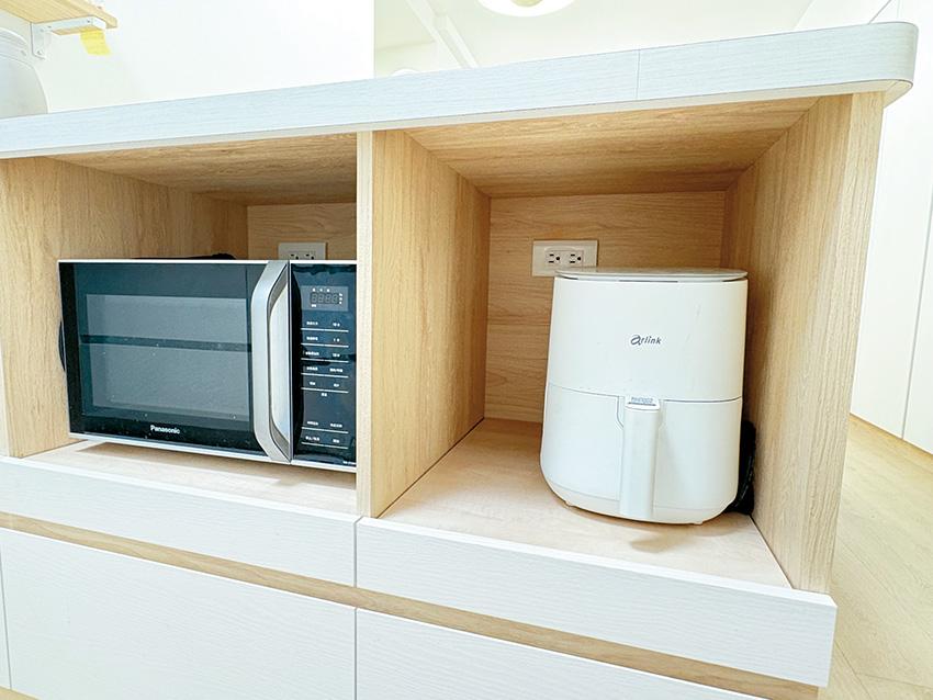 日常家電如微波爐、氣炸鍋應妥善收納並定期檢查電線與插座，減少待機耗電與用電安全疑慮。(圖/記者張瀞勻攝)