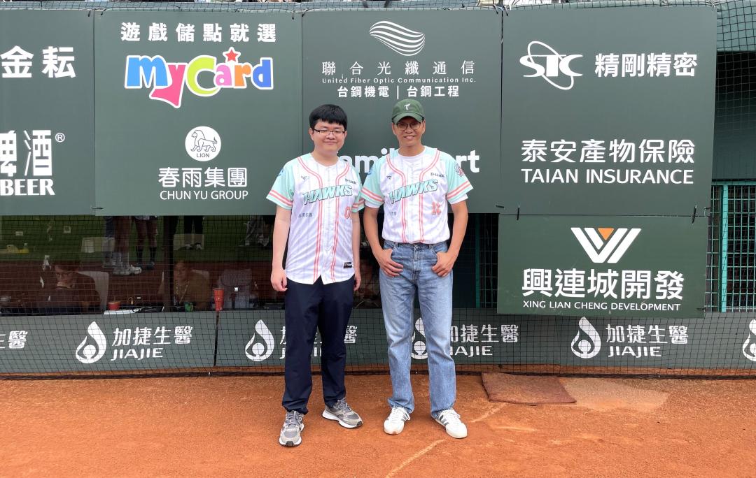 興連城開發總經理周惠賓與大兒子特助周瀚翔積極與台鋼雄鷹棒球隊合作，秉持「高雄在地，回饋社會」理念，推動高雄體育文化不遺餘力。