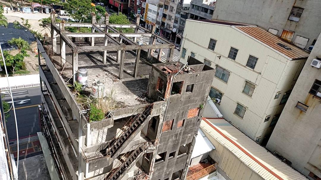 高雄市鹽埕區近期一棟屋齡高達66年的老舊建築，接連傳出火警與牆面剝落事件，引發地方居民強烈不安。