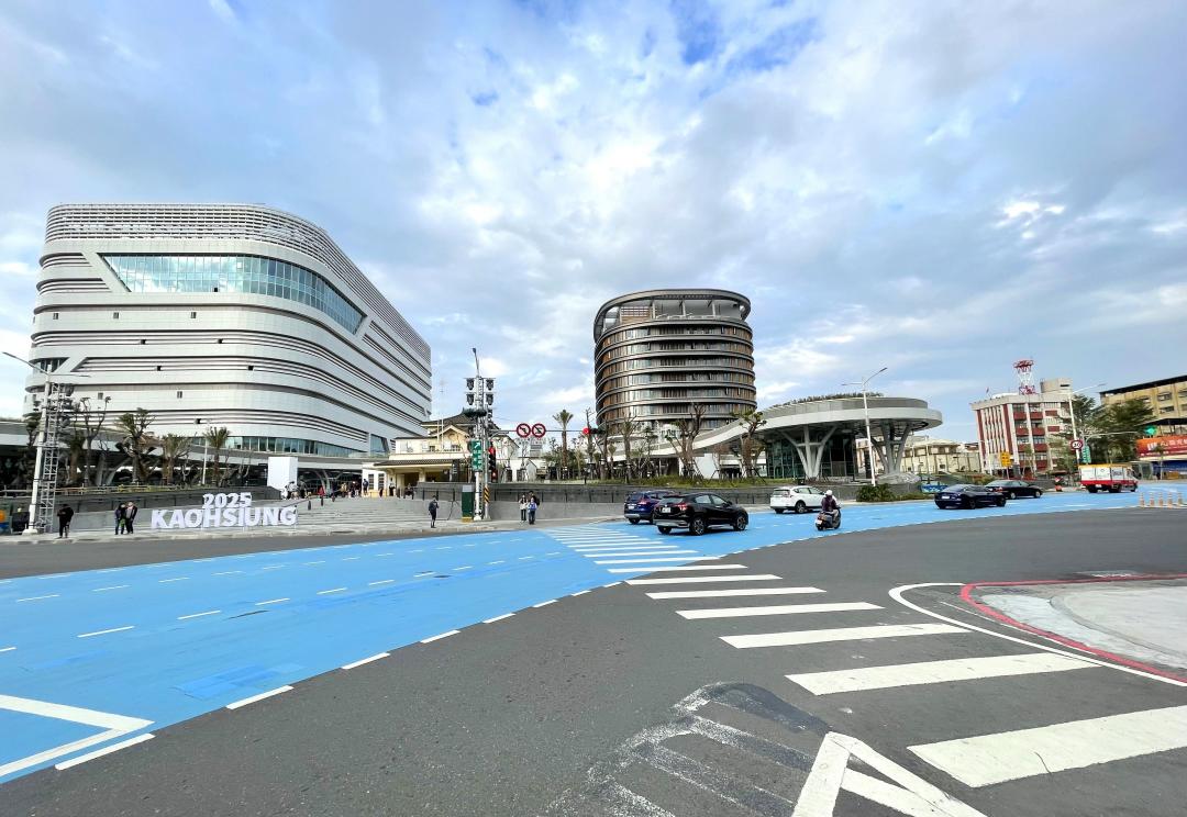 高雄車站專用區四、五及商四公辦都更案招商，訴求掌握高鐵南延與三鐵共構契機，結合S科技產業廊帶帶動TOD導向開發，置入商辦、住宅、零售等多元機能。