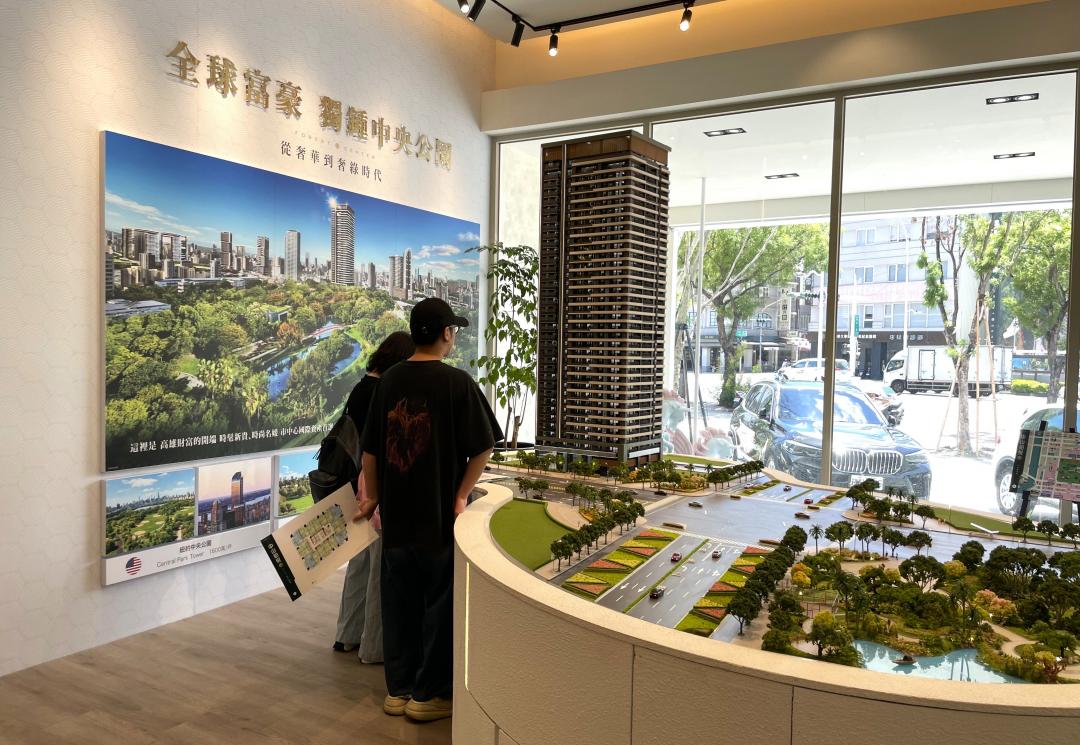 中央公園、民生路與中山路商圈，新公開的興富發集團「中山鉑悦」輕豪宅大樓預售案，平均售價帶也達5字頭，業者搭配購屋贈百萬元裝修、家電優惠方案，公開周末假日即吸引超過200組客戶上門賞屋。