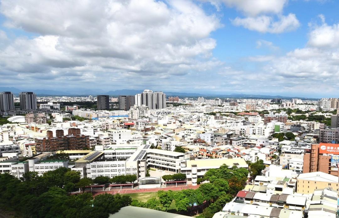 私設無償供公眾通行之道路土地，且不是建造房屋應保留之法定空地部分，可依規定申請免徵地價稅。