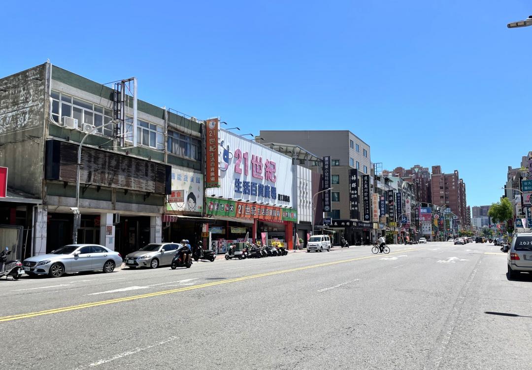 漢神巨蛋百貨商圈新成屋均價站上5字頭，但車程僅約10~15分鐘的三民區建工、明誠等熱鬧商圈，房價帶仍在4字頭，商圈生活機能與比價效應，凸顯三民區購屋高CP值。