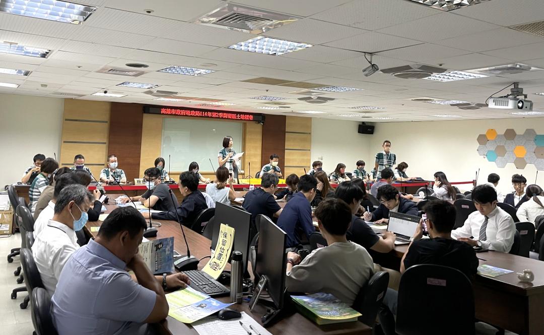 高市府地政局今(25)日上午公開標售第二季開發區土地合計5標，範圍涵蓋三民區中都重劃區、仁武96期重劃區、高大特區與大寮區等，合計總底價 14億8633萬4468元。開標結果，僅收到5封標單，標脫率僅6成。
