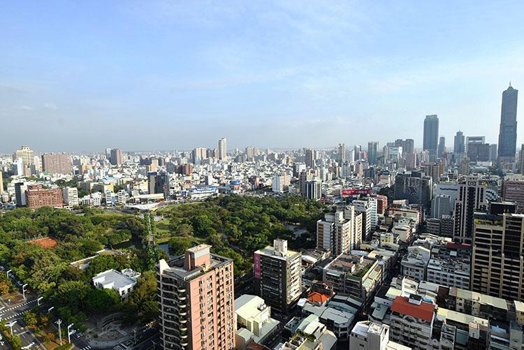 最新一份網路民調結果顯示，高雄市中心的「中央公園生活圈」以20.15％高居榜首，成為市民心目中的理想居住區域。