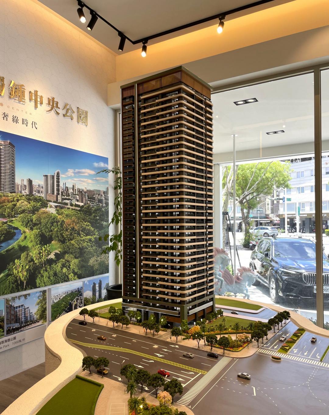 中央公園生活圈周圍建地釋出稀缺，景觀宅基地的地價創高，新推出的超高層景觀大樓輕豪宅，房價均價帶站5字頭。