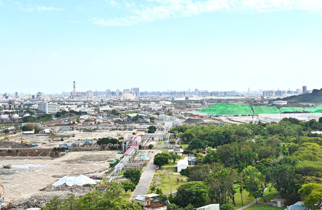 台積電選定原中油公司高雄煉油廠特種工業區土地，囿於所屬產業類別非都市計畫法高雄市施行細則所定特種工業區土地使用容許業別，為符制並考量建廠時程窘迫，因此台積電循細部計畫個案變更程序將所需用地，自特種工業區變更為甲種工業區及檢討相關設施需求之需要。(圖:本報資料照)