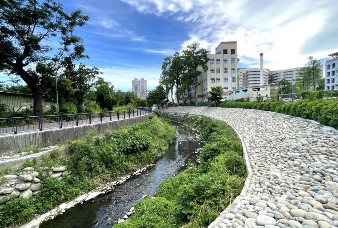 高市府水利局將榮總醫院旁後港橋上下游共約300公尺河岸進行整體改善，將邊坡裸土以漿砌卵石工法，強化護岸穩定性同時也兼顧景觀與環境整潔。(圖:高市府水利局提供)