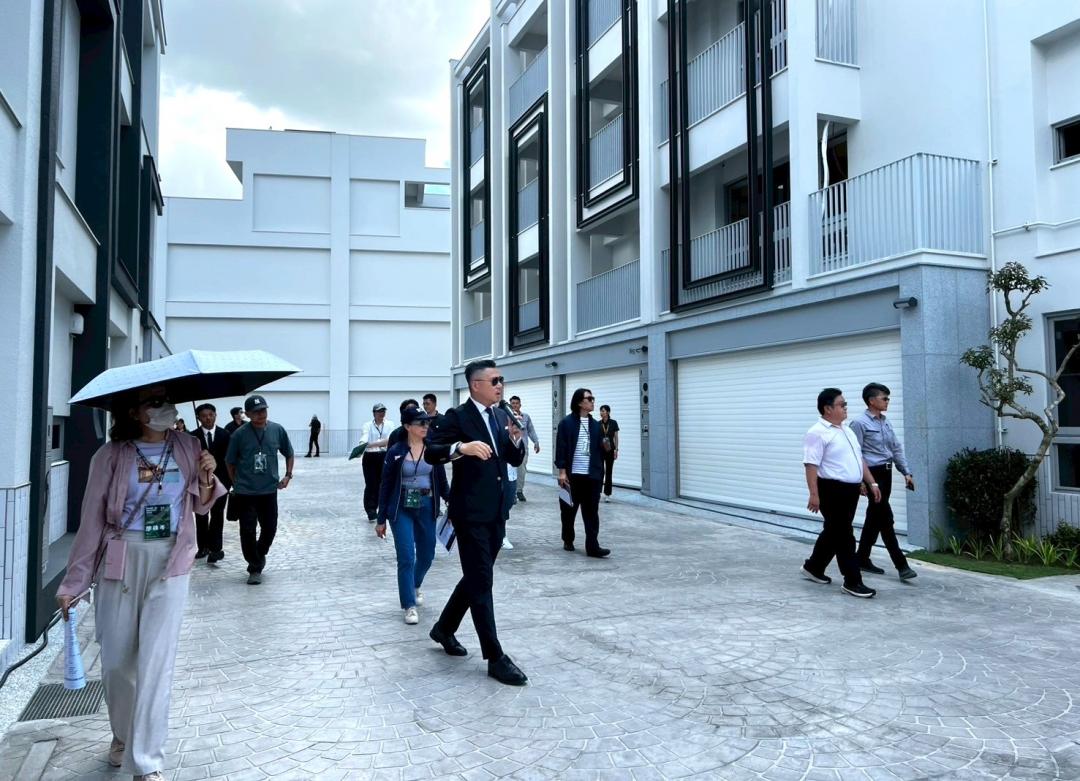 「2025建築園冶獎」高雄透天得獎名單今（26）日出爐，經過專業評審一整天現場評比，最終有4案獲獎，分別是上誠開發「上揚誠」、明璟建設「明璟築印18-墅沐」、晉有建設「奎隆臻品S」及龍邑建設「龍邑峰雲」，此外，上誠開發「上揚誠」另獲得智慧建築特別獎，晉有建設「奎隆臻品S」獲人文美學特別獎。(圖:高市建築經營協會提供)