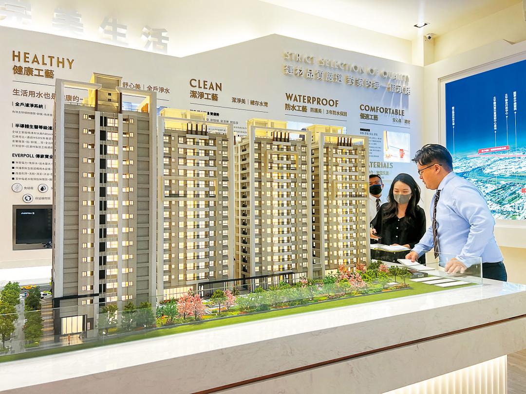 專家建議，可多詢問不同銀行、農會、金融機構，或以配偶、同住家人作保人，增加貸款條件，簽約前也要先估算日後還款能力。