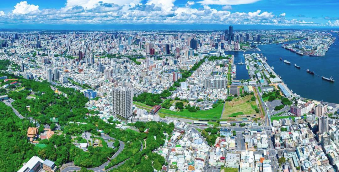座落於高雄鼓山區市心靜巷，「滙埕」遠離主幹道的喧囂，擁抱日式「一巷宅」的精神，靜靜描繪出一幅屬於現代的城市桃源。(圖:匯成建設提供)