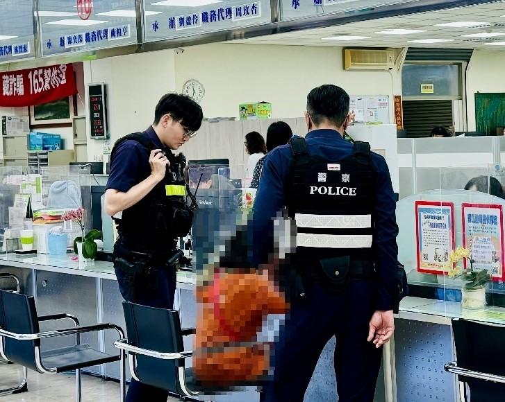 日前有一位民眾透過外縣市地政士，以代收代寄方式將抵押權設定及預告登記案件郵寄至佳里地政，承辦人員進行關懷提問察覺情況有異，立即通報警察局佳里分局及地政局，經聯繫臺南地檢署迅速介入確認後，當日下午隨即來函囑託辦理禁止處分登記，停止登記案件進行。(圖:南市府地政局提供)