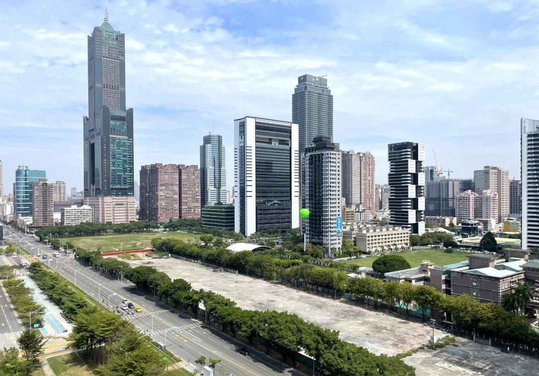 高市府今(1)日攜手國城建設與高興昌鋼鐵共同組成的智匯方舟股份有限公司，為「特貿三南之南基地」舉行動土典禮，將延請國際建築大師安藤忠雄（Tadao Ando）親自操刀設計，打造全球唯一住宅、商辦與光影美術館的三合一建築地標，總投資金額約153億元。