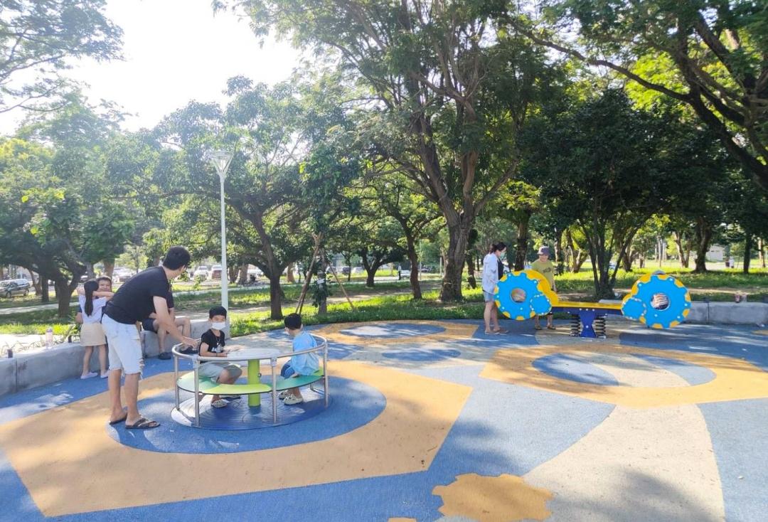 岡山本洲產業園區西側的本洲公二公園，佔地約2.9公頃，因應地緣特色，高市府以螺絲產業為靈感，打造螺帽、齒輪圖樣的主題遊具。(圖:高市府工務局提供)