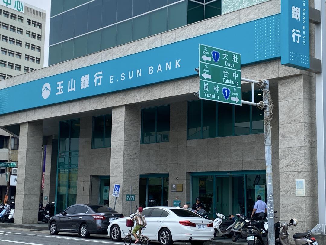 對不少自由業者、自營商來說，沒有固定薪資證明、缺乏報稅資料，即使帳戶資金充足，仍可能被銀行拒於門外。