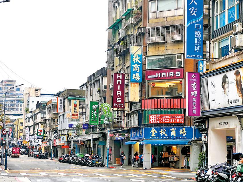 東區商圈集結多家服飾小店，及各式餐飲商家。