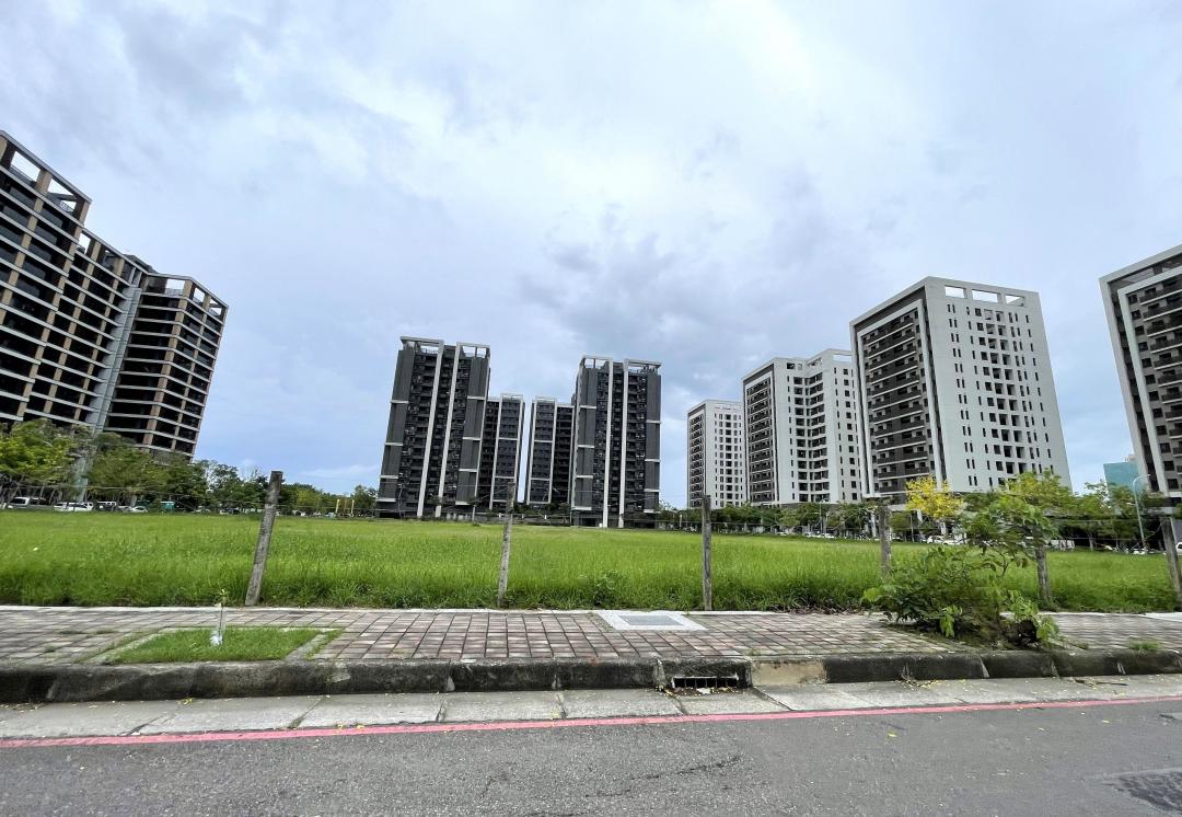 南市府近來持續推動東區「南臺南副都心」計畫開發，也正招商「東區商四促參案」，有望引進大賣場進駐，加上明年底鐵路地下化完工通車效應下，南台南副都心特色建築的房價可望穩步邁向5字頭。