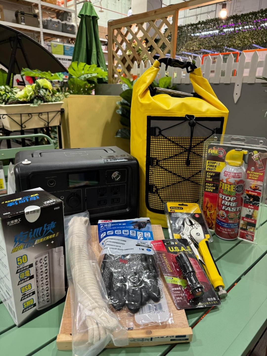 台灣正值颱風季且位於地震帶，特力屋提醒防災準備除了囤食糧，「及時防護用品」也很重要。(圖/特力屋提供)