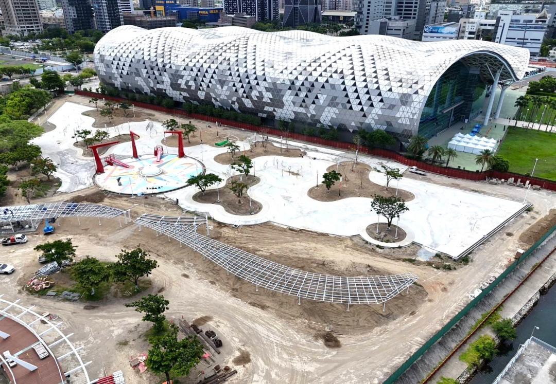 配合亞灣2.0計畫，高市府啟動亞灣濱海景觀綠帶串聯及再造計畫，並將新光公園戲水區擴建約達2.94公頃，目前工程進度約46%，預計9月底前完工。(圖:高市府工務局提供)