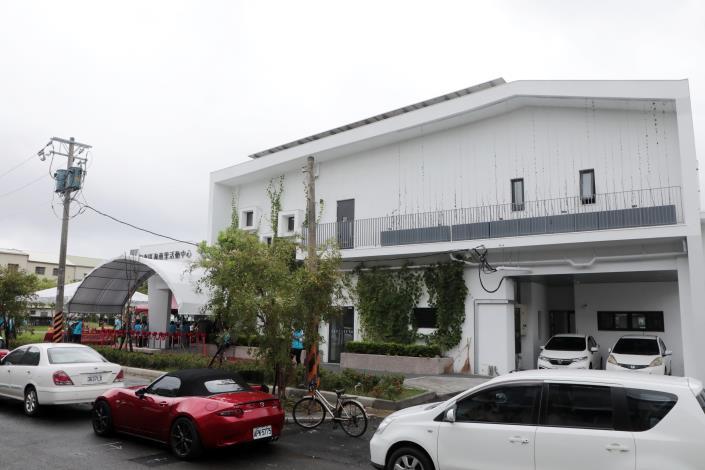 南市府在九份子重劃區海南公園內規劃新建活動中心，歷時2年已竣工，新活動中心為台南首座同時符合9項綠建築指標，並結合自然生態與低碳生活機能的「鑽石級綠建築」。(圖:南市府提供)