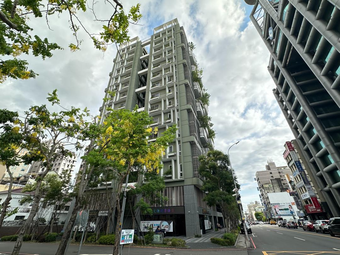 麗晨「山溜滴」外牆採用塗料系統，立面經過多年仍潔淨無明顯污染。