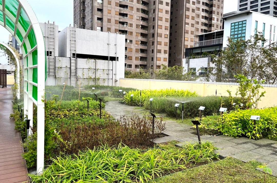 高市府工務局於7月4日起，開始受理114年度第二階段建築物立體綠化及綠屋頂補助申請，補助申請於8月5日前截止，最高補助額度80萬元，申請補助須納入淨零排放等設施。(圖:高市府工務局提供)