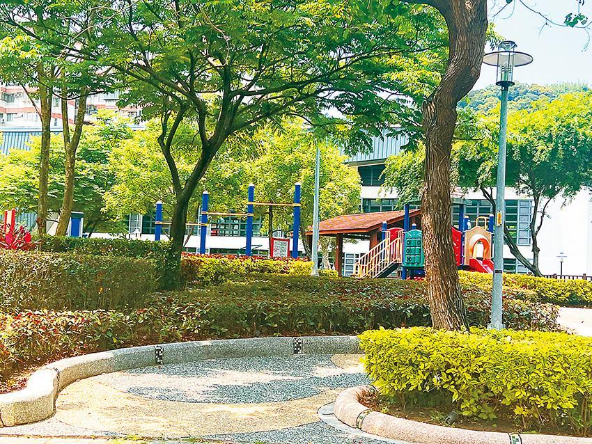 稅務局表示,未使用的公設保留地,可用圍籬與使用中土地隔離,就可申請免徵地價稅。