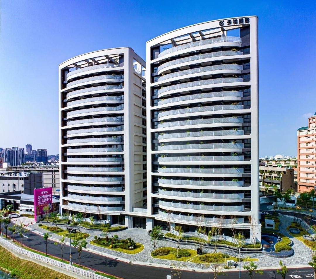 多城國際目前在仁武84期重劃區愛河上游水岸旁北屋北街新完工推出的「多城市II」景觀大樓案，規劃235戶住家、安排23~40坪2~3房，獲得今年建築園冶獎肯定。(圖:業者提供)