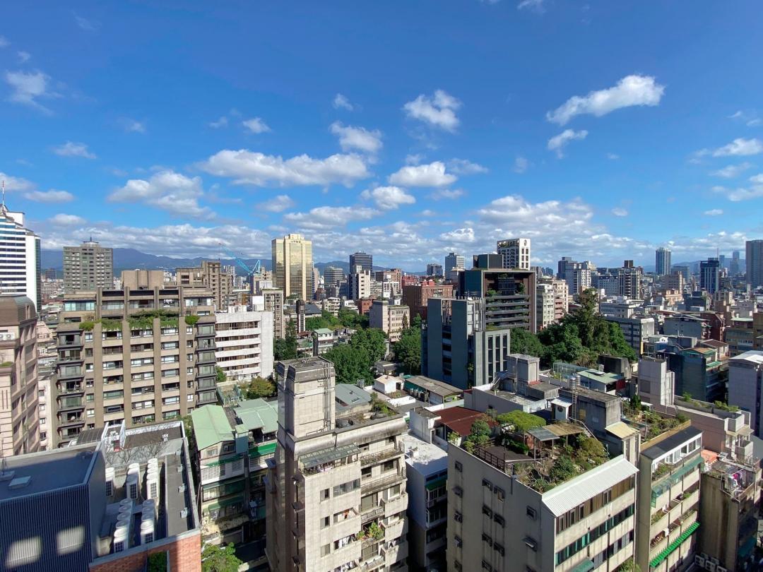 受美國總統川普宣布對等關稅政策影響，第2季投資信心出現全面下修，其中辦公室、土地開發與店面三大類資產皆轉向保守。(圖/資料照)
