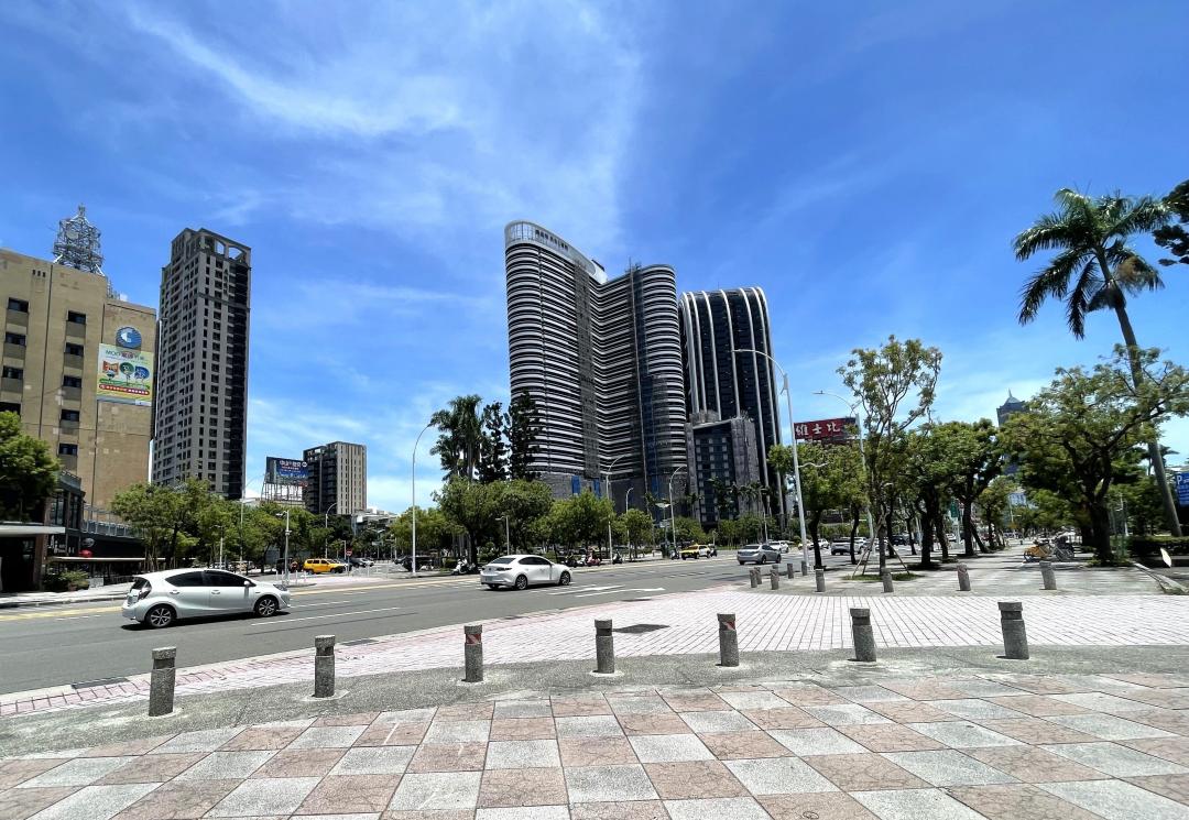 多家中大型品牌建商紛紛佈局高市中山、五福商圈與中央公園周圍，商業區土地創下每坪約315萬元高雄地價高檔行情，中央公園周圍與附近的新案，售價帶紛紛站上5字頭，高樓層景觀戶實價登錄也出現6字頭行情。