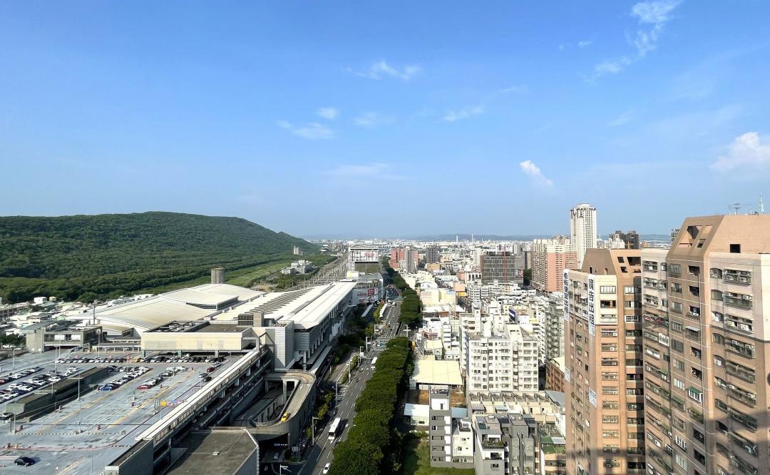 北高雄房價高檔區的高鐵左營站區一帶的新案房價帶紛紛站上5字頭，高樓層景觀戶也陸續出現6字頭實登價，最新實價揭露一戶低樓層約40坪3房，一手平轉小賺約50萬，單坪實登價僅約32萬元，目前中高樓層售價帶每坪46~48萬元，等於接手者帳面每坪增值約15萬元、總價帳面增值近600萬元！