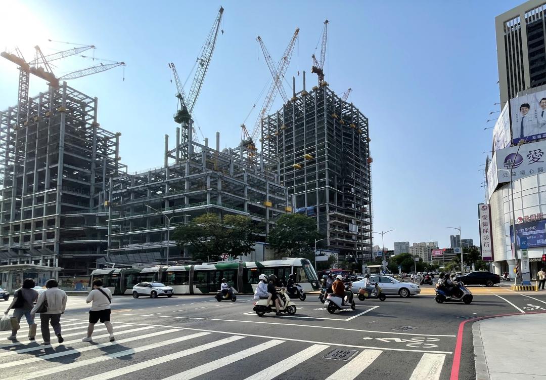 今年上半年高雄輕軌日均運量約3萬7千餘人次，比去年上半年小幅增加約1.8％。其中運量最高的站區為C24愛河之心站，除了鄰近義享天地逛街消費人潮與捷運紅線R13站的轉運效應，日後加上富邦漢神三館營運，可望進一步增加運量。