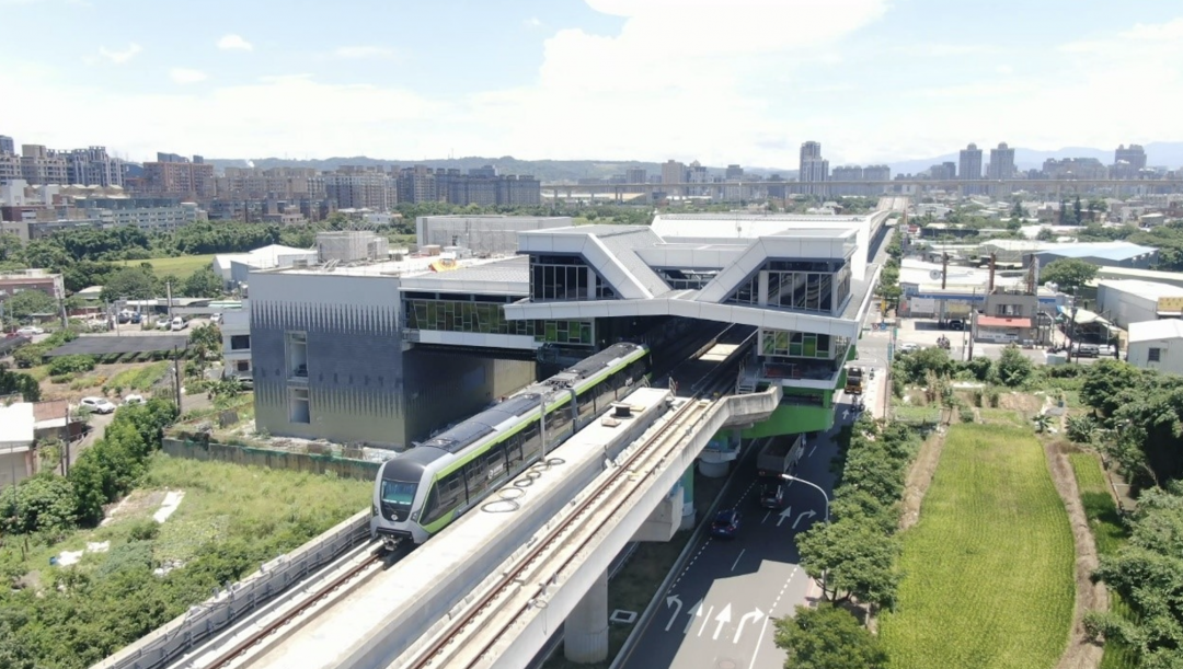桃園捷運綠線列車高架段動態測試。（捷運工程局提供）