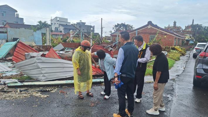 丹娜絲颱風襲台造成南市多個行政區建物嚴重毀損，亟須修復整建、重建，各界齊心協力幫助受災民眾盡速回復日常生活，卻傳出有不肖營建業者漫天開價或坐地起價的狀況，台南市府強調，，絕不容許有人藉災害之際哄抬價格牟利。(圖:台南市府提供)