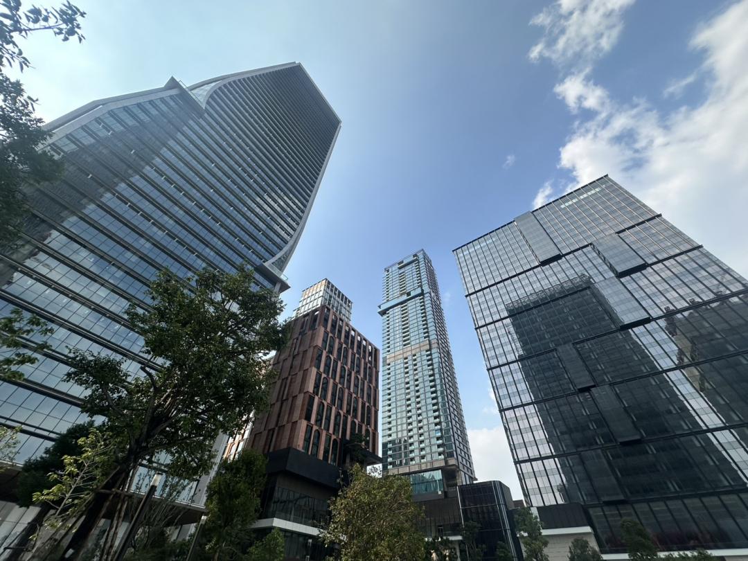 住宅市場方面，受益於CBD工作機會集中與外籍人口穩定成長，周邊公寓租賃需求同步升高。(圖/APEX提供)