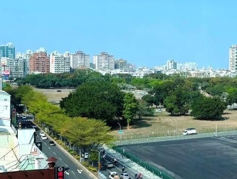 南市東區平實營區重劃區位居蛋黃區，重劃開發時保留營區內許多老樹，並規劃2.1萬坪的平實公園，營造出都市綠肺的優質綠意居家環境。