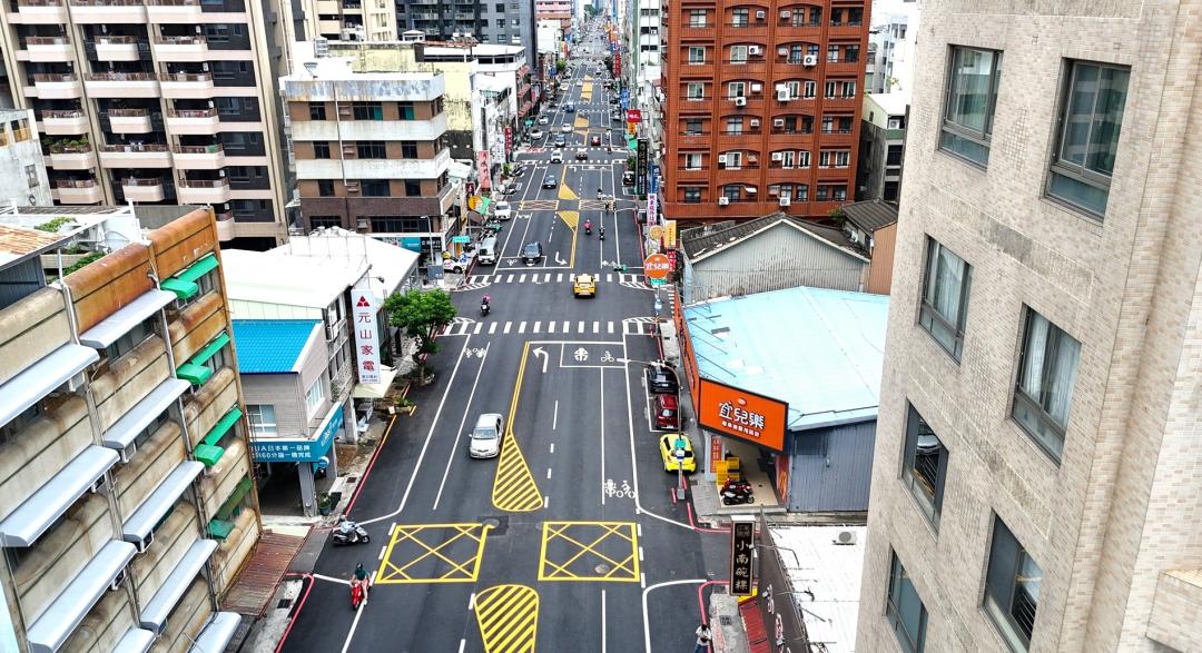 高市府養護工程處近期針對自強二路（五福三路至民生二路）刨鋪改善，採更少碳足跡的再生瀝青混凝土翻新路面，並配合交通局路型規劃，調整標線增設左轉專用道，增進周邊交通流暢性與觀光便利性。(圖:高市府工務局提供)