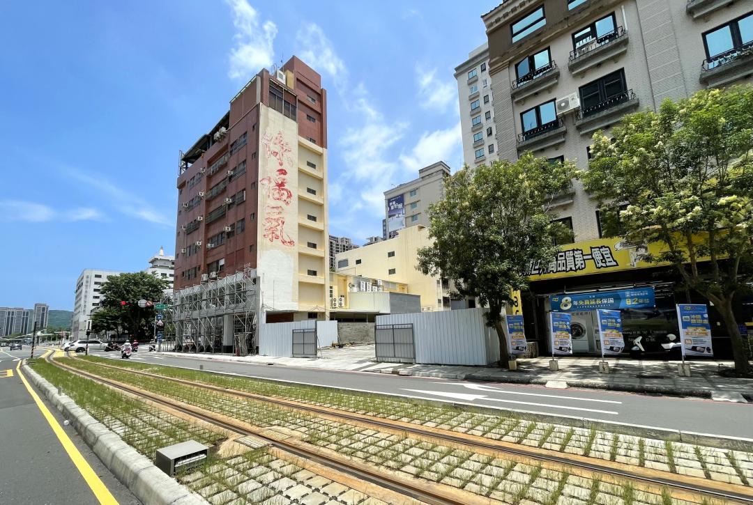 友眾建設新取得一筆位於農16特區美術館路旁約205坪住五土地，甫於今年6月交地，該基地步行約1分鐘可至輕軌站。